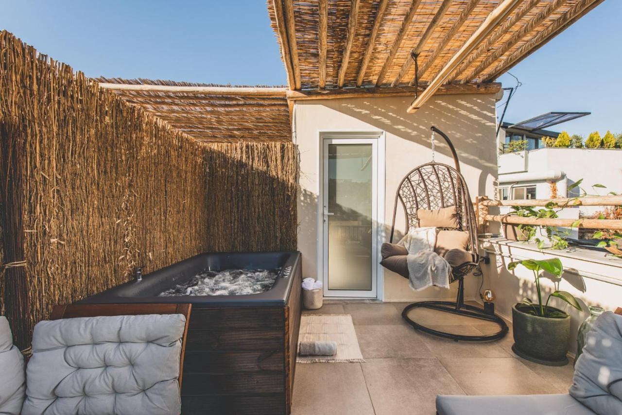 Apartment Luxury With Acropolis View Terrace And Jacuzzi - Living Stone Moonstone